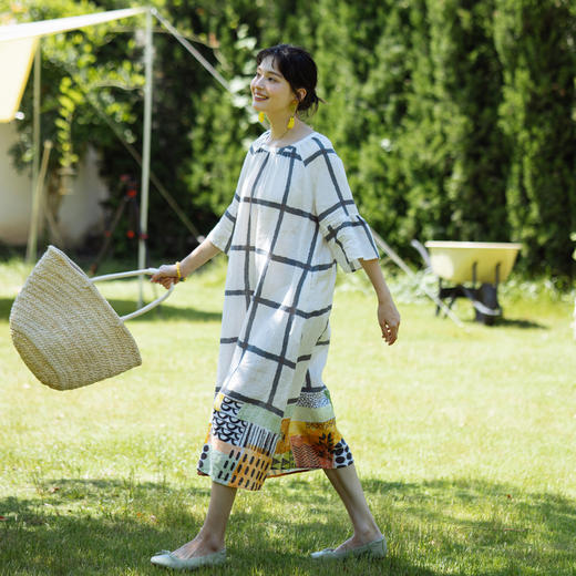 绽放旅行女装406朵/米黄色高支亚麻定位印花宽松舒适度假连衣裙 商品图0