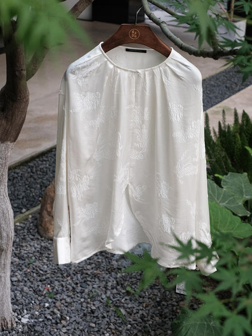 盛唐牡丹 |真丝压花圆领女上衣-珍珠白（蝶恋花纹样） 商品图4