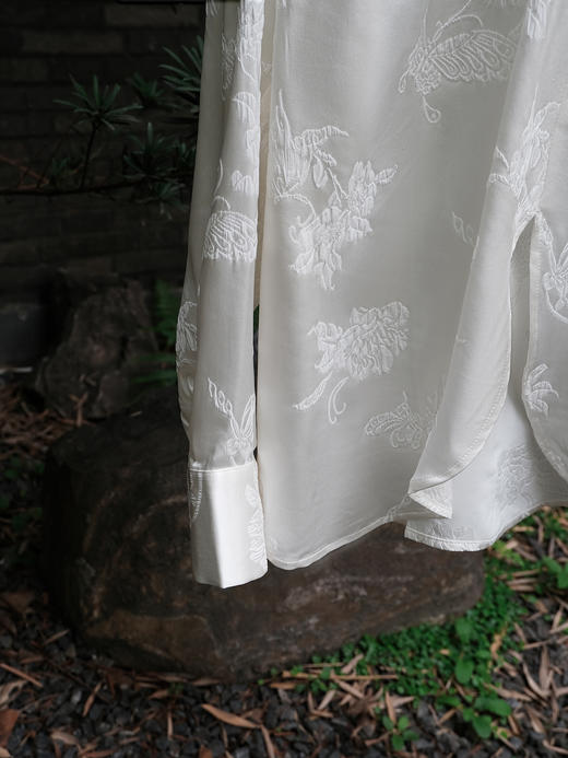 盛唐牡丹 |真丝压花圆领女上衣-珍珠白（蝶恋花纹样） 商品图7