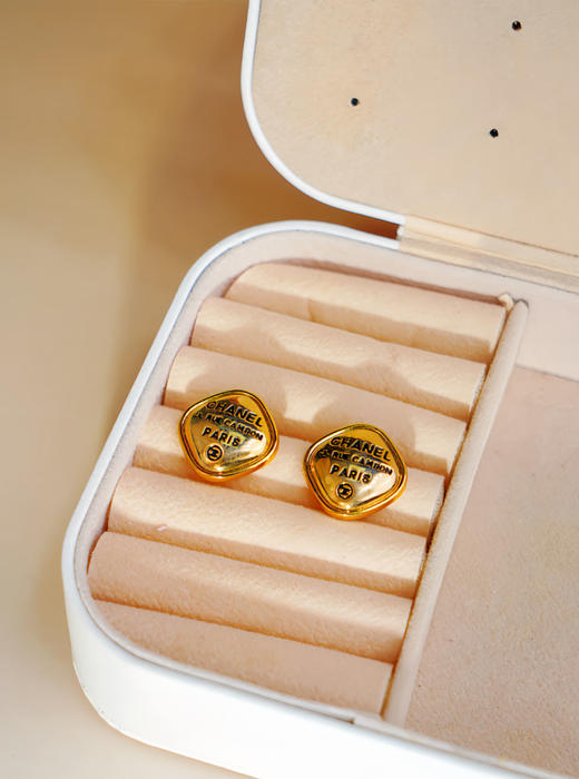 L小众百搭金色方形耳钉 商品图0