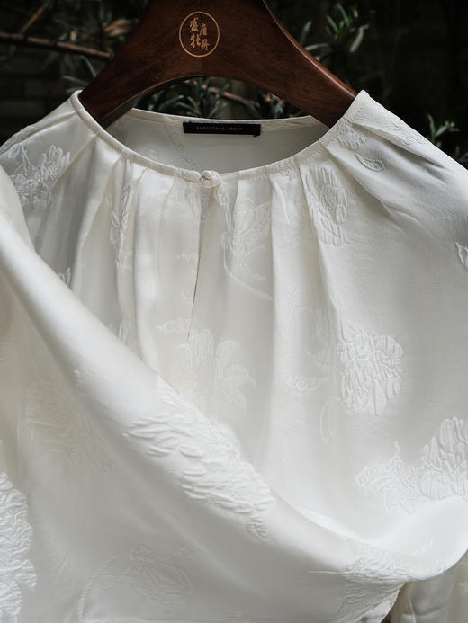 盛唐牡丹 |真丝压花圆领女上衣-珍珠白（蝶恋花纹样） 商品图6