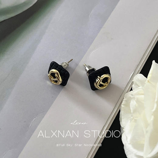 鹿鹿推荐•  【原价¥39.9秒杀¥16.9！】 复古小香风气质字母港风耳钉 商品图0