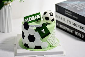 【足球之星】动物奶油、新鲜水果夹心，戚风蛋糕胚；定制款足球蛋糕，下单时请备注：字母及球衣号码~