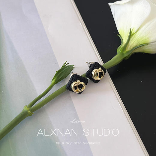 鹿鹿推荐•  【原价¥39.9秒杀¥16.9！】 复古小香风气质字母港风耳钉 商品图1