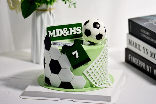 【足球之星】动物奶油、新鲜水果夹心，戚风蛋糕胚；定制款足球蛋糕，下单时请备注：字母及球衣号码~ 商品图2