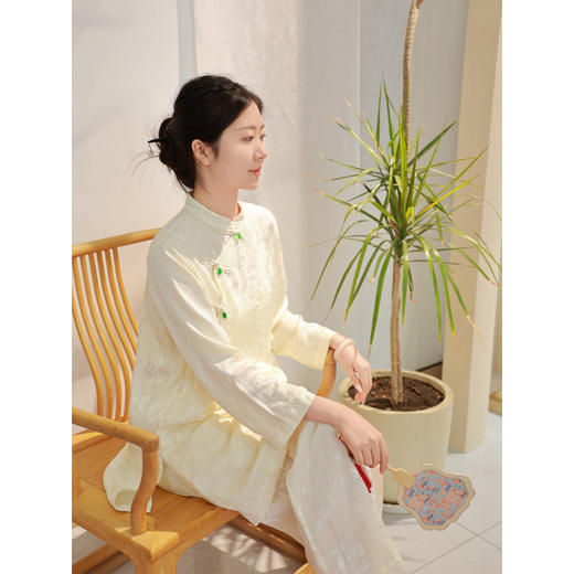 【抖音专属】江南-套装（中长款小衫23810427-药花白+阔腿裤23809428-药花白） 商品图3