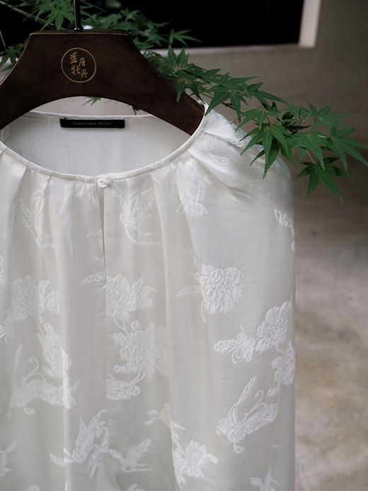 盛唐牡丹 |真丝压花圆领女上衣-珍珠白（蝶恋花纹样） 商品图5