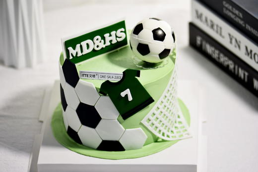 【足球之星】动物奶油、新鲜水果夹心，戚风蛋糕胚；定制款足球蛋糕，下单时请备注：字母及球衣号码~ 商品图1