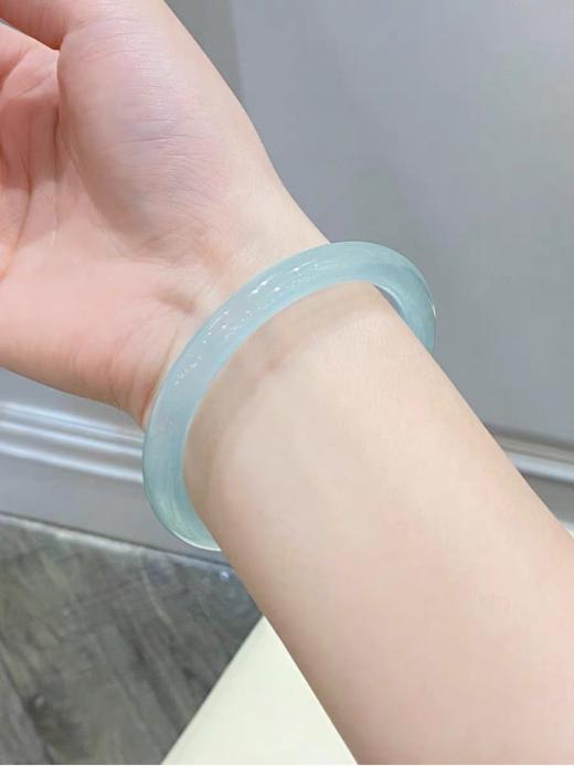 🌈【珀派霖菲天然冰蓝天青冻高冰手镯】 🌟1、独特的细圆条设计，没有传统玉镯的宽厚笨重🎁 商品图2