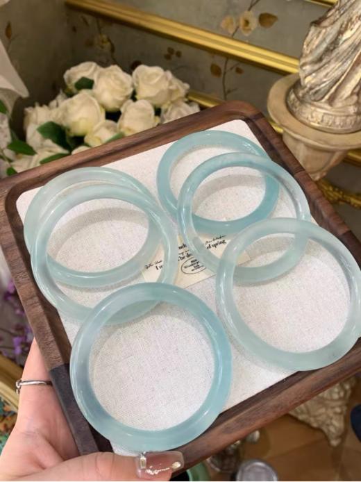 🌈【珀派霖菲天然冰蓝天青冻高冰手镯】 🌟1、独特的细圆条设计，没有传统玉镯的宽厚笨重🎁 商品图0