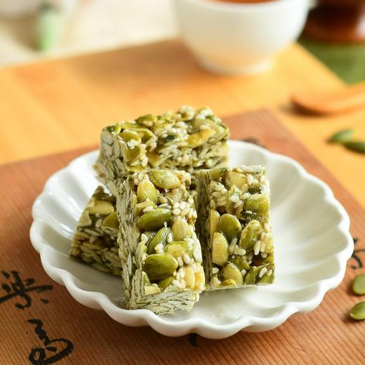 【南瓜子酥】满满的南瓜子仁，高达80%！来自内蒙古五原县的优质南瓜，颗颗饱满，粒粒硕大。低温烘焙，不上火，口感更佳！添加15%麦芽糖浆和5%白芝麻，清甜中带有芬芳，酥脆到停不下来！ 商品图0