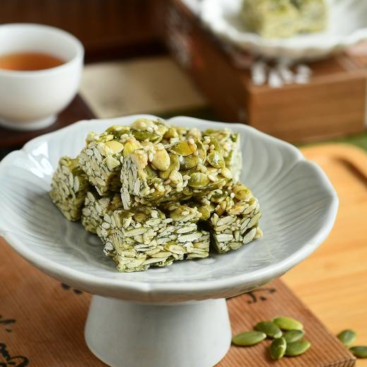 【南瓜子酥】满满的南瓜子仁，高达80%！来自内蒙古五原县的优质南瓜，颗颗饱满，粒粒硕大。低温烘焙，不上火，口感更佳！添加15%麦芽糖浆和5%白芝麻，清甜中带有芬芳，酥脆到停不下来！ 商品图2