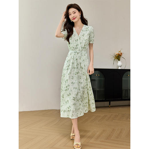 【专属特价】熙世界绿色碎花V领连衣裙夏季2025新款显瘦收腰度假风茶歇裙子 商品图4