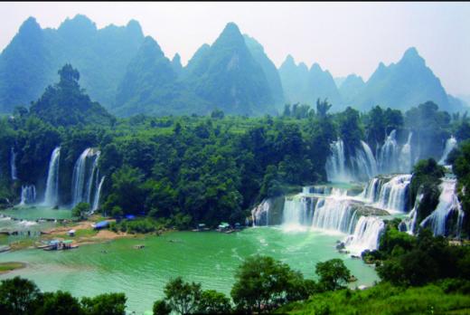 <广西德天+巴马+鹅泉+凌云4天动车团>“中国最美瀑布”德天跨国大瀑布、“西南三大名泉”鹅泉、 巴马长寿村、百魔天坑、水波天窗、凌云浩坤湖、明仕田园风光 商品图0