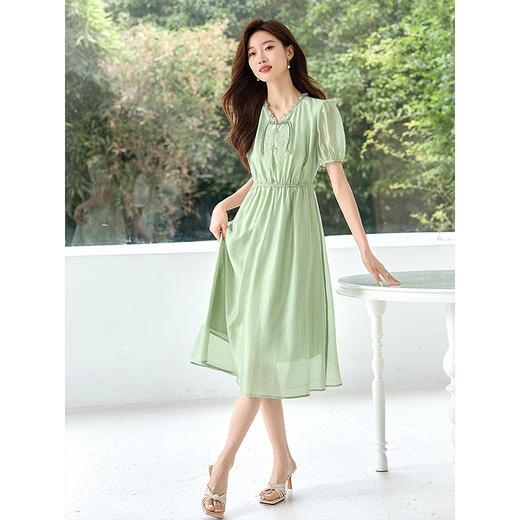 【五折购】熙世界新中式薄荷绿天丝连衣裙夏天泡泡袖刺绣V领盘扣国风裙子 商品图4