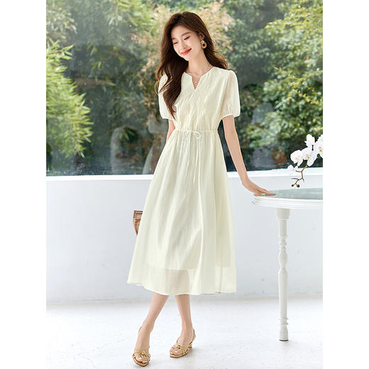 【专属特价】熙世界高端精致刺绣天丝连衣裙2025夏季新款气质小V领白色裙子 商品图4