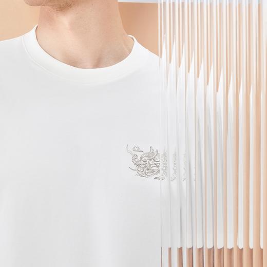 【60S罗马布】柒牌男士短袖T恤夏季新款时尚休闲龙纹绣花圆领上衣126T71510 商品图2