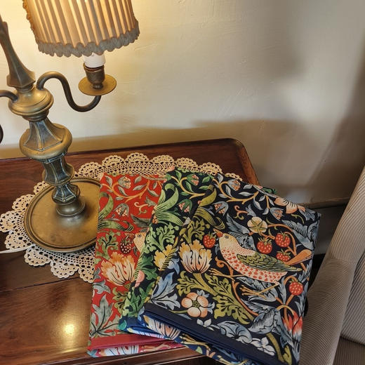 【品牌直发】1折❗️39元起❗️ 英国家居扛把子❗「Morris&Co.花园草莓小偷家居系列」宝藏品，美出天际，让艺术融入生活 ⭕围裙&茶巾&桌旗轻松打造奢华家居氛围感 商品图1