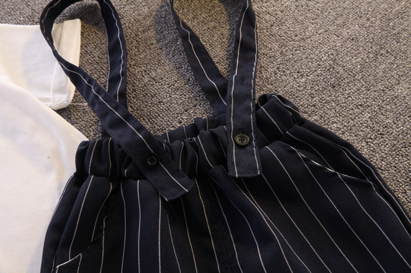 竖条领结背带套装