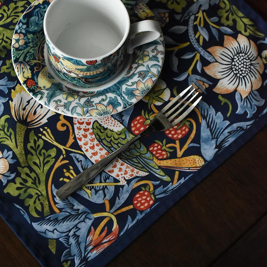 【品牌直发】1折❗️39元起❗️ 英国家居扛把子❗「Morris&Co.花园草莓小偷家居系列」宝藏品，美出天际，让艺术融入生活 ⭕围裙&茶巾&桌旗轻松打造奢华家居氛围感 商品图4