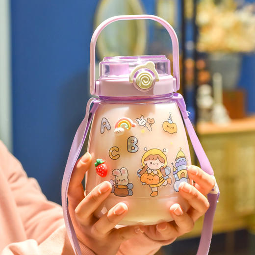 【下单即送送肩带+贴纸！高颜值大容量大肚杯】1300ml大容量，杯能量加满，甄选PC材质，耐高温可装开水，喝水杯子吸管杯L 商品图3