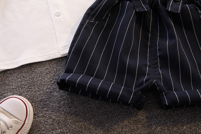 竖条领结背带套装