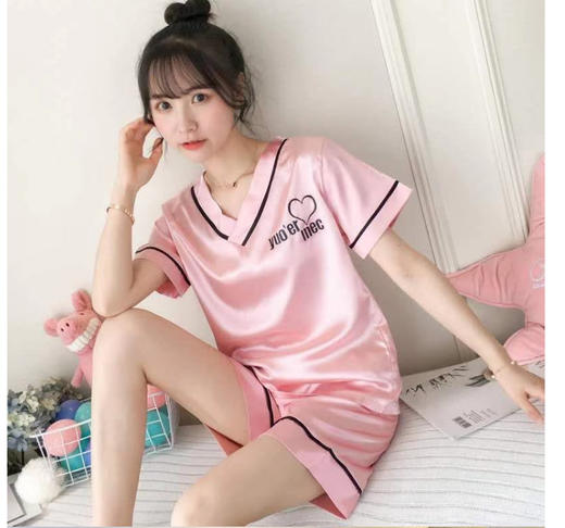 【舒适自在 宅家必备】迷幻般的世界里，轻盈舒适的丝绸质感，春夏季新款V领丝绸睡衣女宽松短袖短裤，多色可选，时尚设计，让你在家也能时尚显瘦！ 商品图4