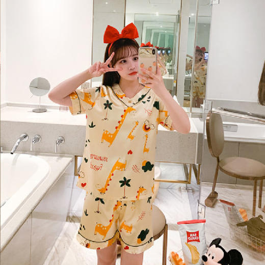 【舒适自在 宅家必备】迷幻般的世界里，轻盈舒适的丝绸质感，春夏季新款V领丝绸睡衣女宽松短袖短裤，多色可选，时尚设计，让你在家也能时尚显瘦！ 商品图14