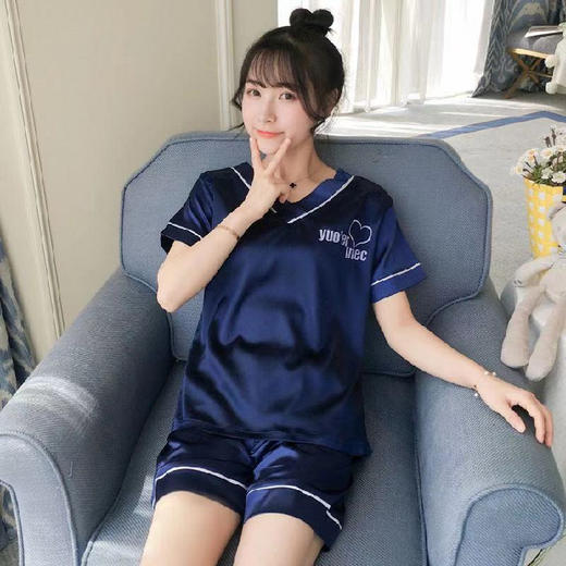 【舒适自在 宅家必备】迷幻般的世界里，轻盈舒适的丝绸质感，春夏季新款V领丝绸睡衣女宽松短袖短裤，多色可选，时尚设计，让你在家也能时尚显瘦！ 商品图8