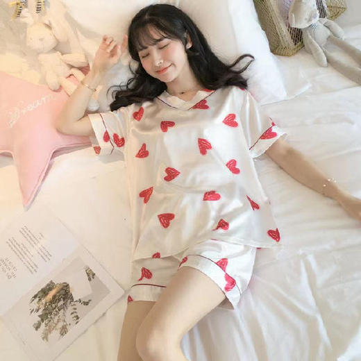 【舒适自在 宅家必备】迷幻般的世界里，轻盈舒适的丝绸质感，春夏季新款V领丝绸睡衣女宽松短袖短裤，多色可选，时尚设计，让你在家也能时尚显瘦！ 商品图5