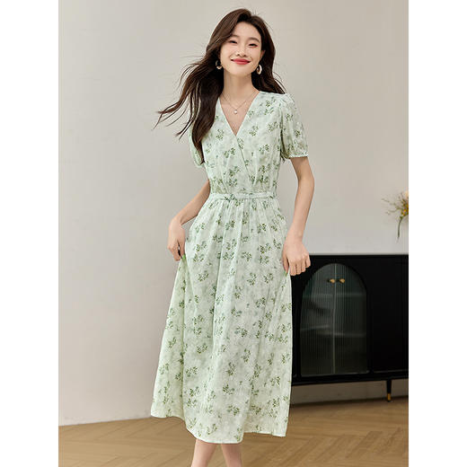 【专属特价】熙世界绿色碎花V领连衣裙夏季2025新款显瘦收腰度假风茶歇裙子 商品图1