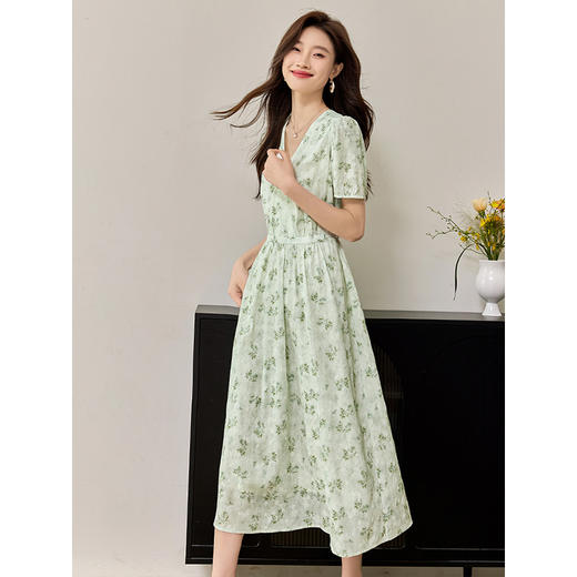 【专属特价】熙世界绿色碎花V领连衣裙夏季2025新款显瘦收腰度假风茶歇裙子 商品图2