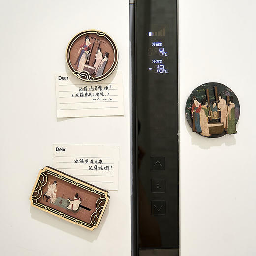 波士顿美术博物馆 礼遇东西系列 捣练图木质旋转冰箱贴-睡莲 滑动冰箱贴 织修-冰箱贴-捣练 商品图3