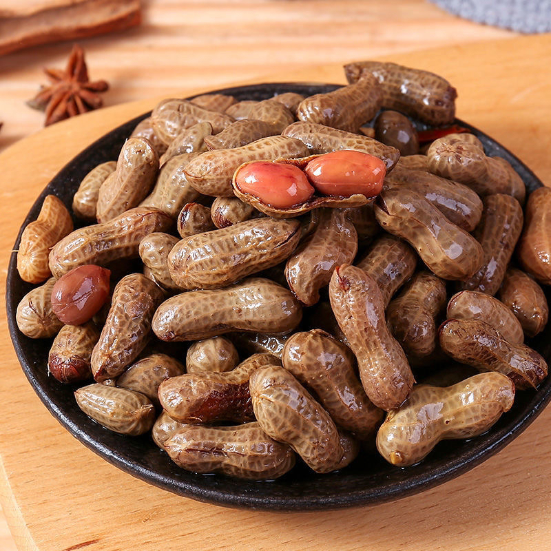 卤汁花生🥜🥜终于到货啦[哇][哇]，最好的下酒小菜，作为零食也是佳选，卤味浓厚，单独吃也不咸，吃起来不软
卤汁花生🥜一袋408克，保质期6个月，最新日期！一组两袋