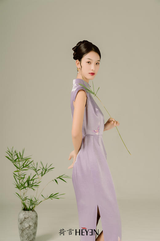 荷言HEYEN 紫萱 醋酸缎刺绣盘扣中式旗袍高级定制时装周大秀 商品图5