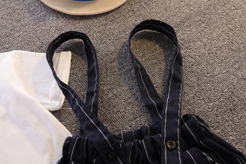 竖条领结背带套装