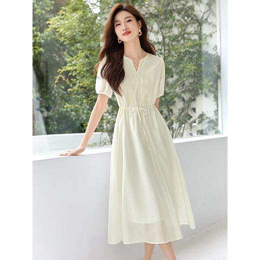 【专属特价】熙世界高端精致刺绣天丝连衣裙2025夏季新款气质小V领白色裙子 商品图1