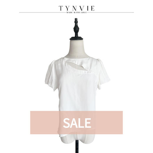 TYNVIE 开口设计不对称短袖上衣-白色 商品图0