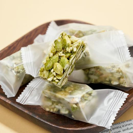 【南瓜子酥】满满的南瓜子仁，高达80%！来自内蒙古五原县的优质南瓜，颗颗饱满，粒粒硕大。低温烘焙，不上火，口感更佳！添加15%麦芽糖浆和5%白芝麻，清甜中带有芬芳，酥脆到停不下来！ 商品图4