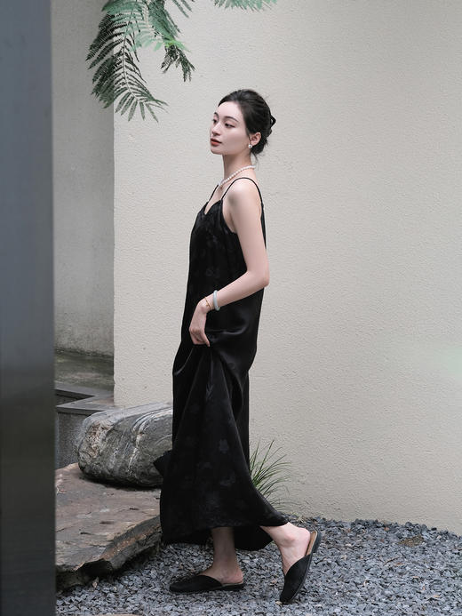 盛唐牡丹 |黑色花香引蝶真丝女吊带裙 商品图1