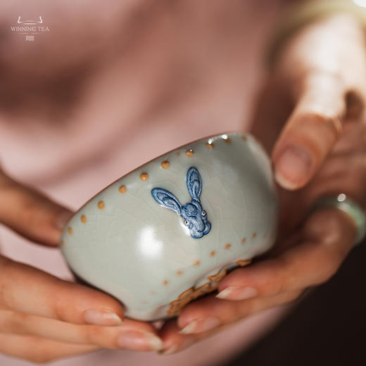 问鼎汝瓷鼎峰系列天青兔首战鼓杯（七彩兔）（缺货） 商品图1