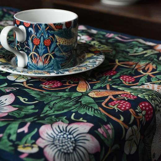 【品牌直发】1折❗️39元起❗️ 英国家居扛把子❗「Morris&Co.花园草莓小偷家居系列」宝藏品，美出天际，让艺术融入生活 ⭕围裙&茶巾&桌旗轻松打造奢华家居氛围感 商品图3