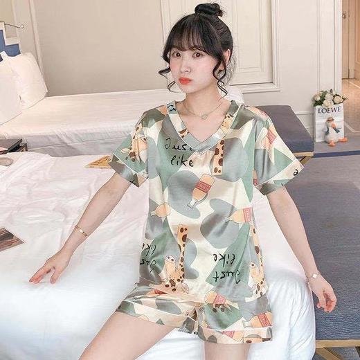 【舒适自在 宅家必备】迷幻般的世界里，轻盈舒适的丝绸质感，春夏季新款V领丝绸睡衣女宽松短袖短裤，多色可选，时尚设计，让你在家也能时尚显瘦！ 商品图2