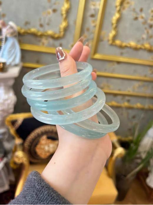 🌈【珀派霖菲天然冰蓝天青冻高冰手镯】 🌟1、独特的细圆条设计，没有传统玉镯的宽厚笨重🎁 商品图1