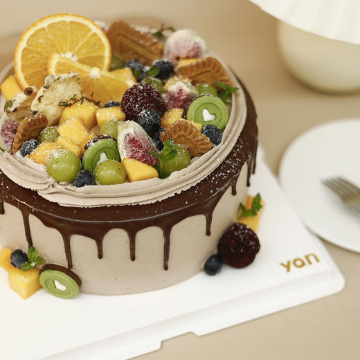 水果巧克力淋面蛋糕（当季水果装饰，巧克力口味奶油，原味蛋糕胚） 商品图1