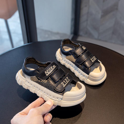 【夏新款罗马魔术贴男童凉鞋】夏季新款时尚百搭男童凉鞋，舒适耐穿超纤鞋面质感有型，橡胶鞋底脚感轻盈，魔术贴设计方便好穿儿童休闲学生男孩罗马轻防滑沙滩QQ 商品图5