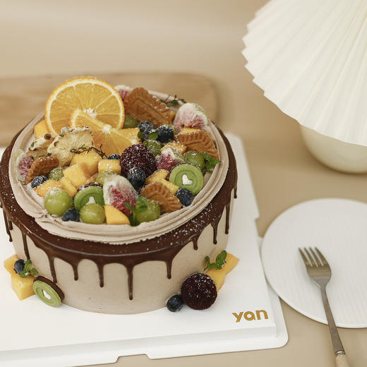 水果巧克力淋面蛋糕（当季水果装饰，巧克力口味奶油，原味蛋糕胚） 商品图0