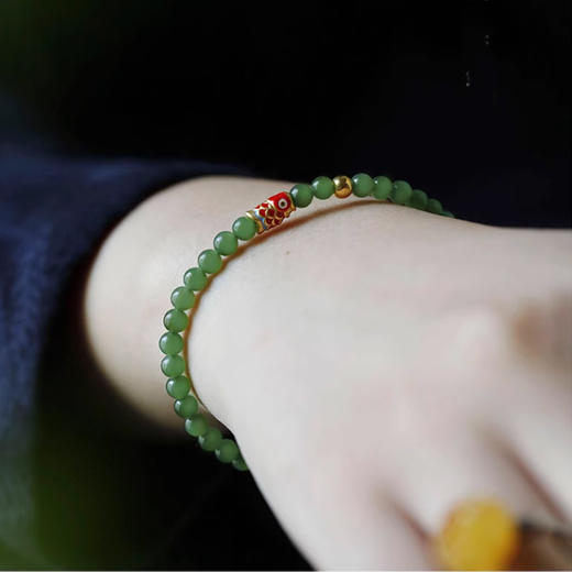 【经典】幸运锦鲤和田玉苹果绿碧玉手链 圆润饱满 质地细腻 商品图3