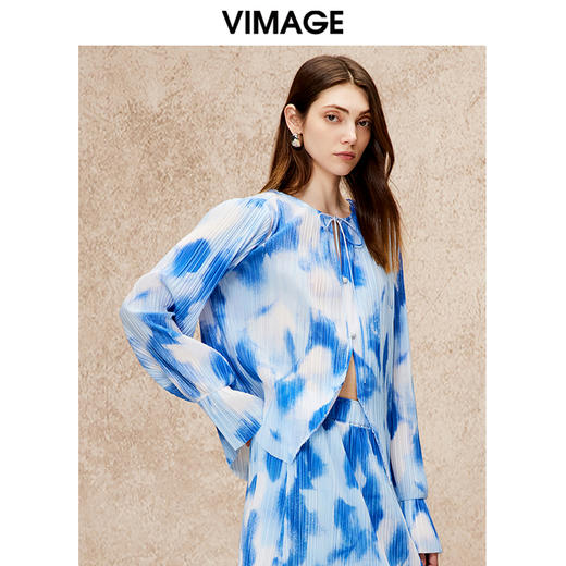 VIMAGE纬漫纪秋季新款气质显瘦直筒印花垂坠印花上衣女V2213801 商品图2
