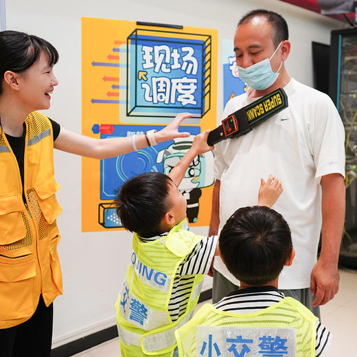 【班级定制】 广州“小小交警”体验 亲子活动半日营 | 来广州南站枢纽客运站，学做交通手势操和大巴逃生技巧、沉浸式体验小小交警&小小安检员、DIY红绿灯模型......交通安全由我守护！ 商品图1